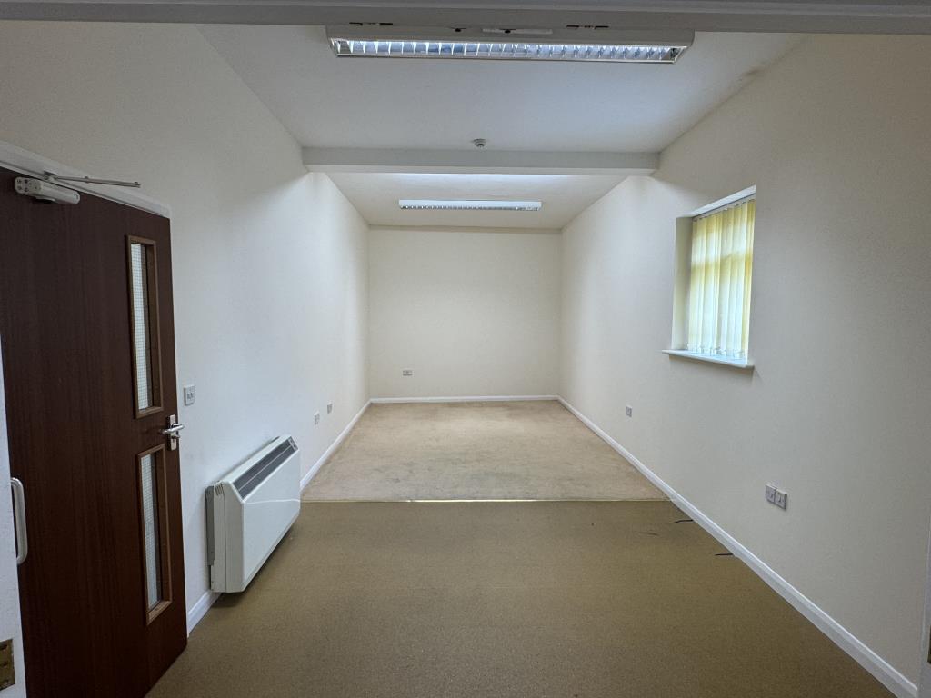Lot: 70 - 6,500 SQ.FT TWO STOREY FREEHOLD TOWN CENTRE BUILDING ARRANGED AS OFFICES WITH SCOPE FOR CONVERSION - Kitchen Side Room